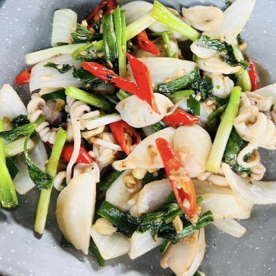 MỰC XÀO HÀNH CẦN
